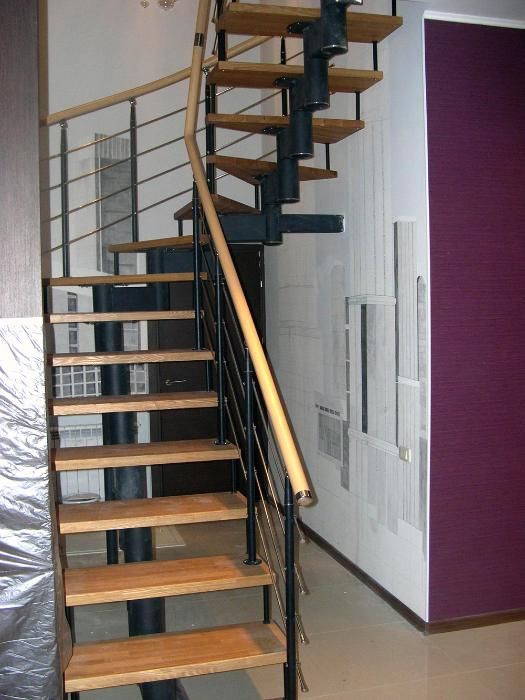 Лестницы на второй этаж дома.
