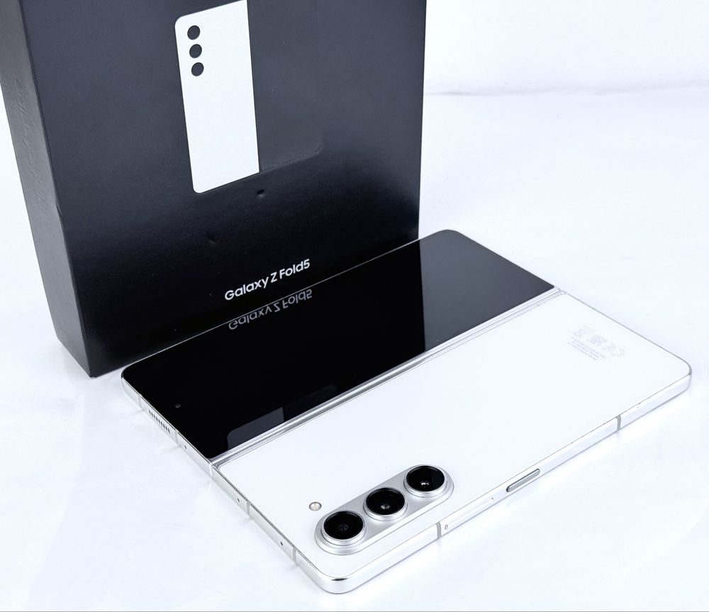 Samsung Galaxy Z Fold 5 5G 256GB 12RAM Cream Отличен