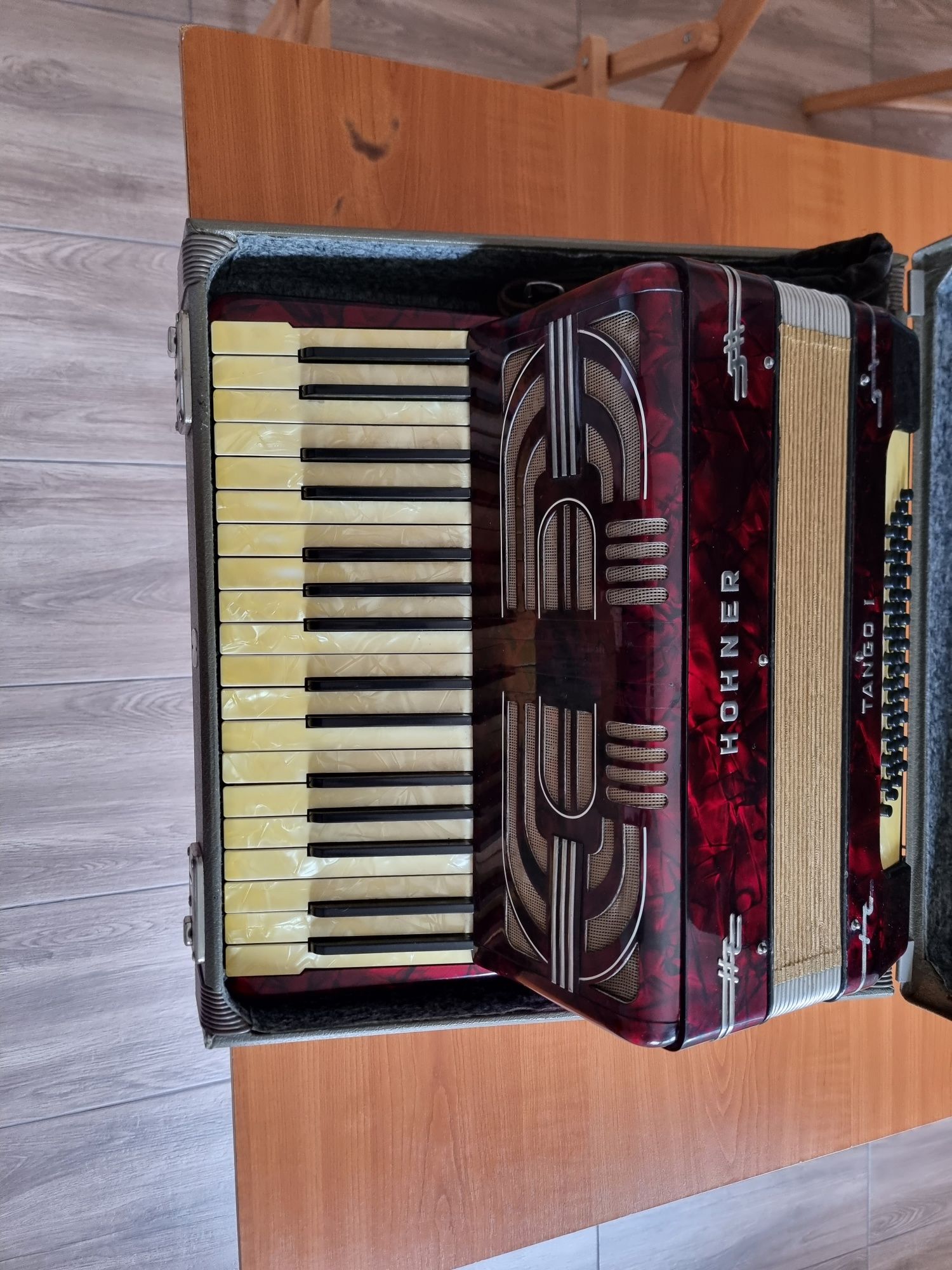 Se vinde acordeon hohner 48 basi, impecabil din toate punctele de vede