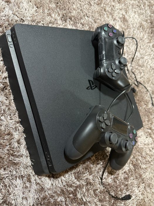 PS4 cu 2 manete + un joc FIFA25