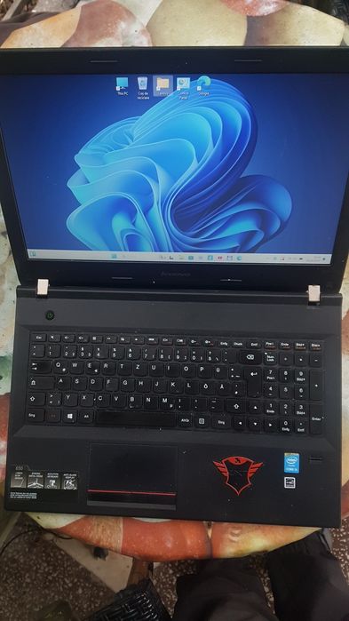Laptop Lenovo E50 cu I3, 8 gb si ssd