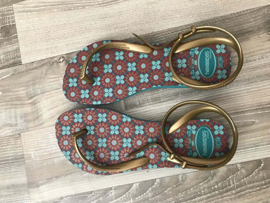 Цветни стилни сандали