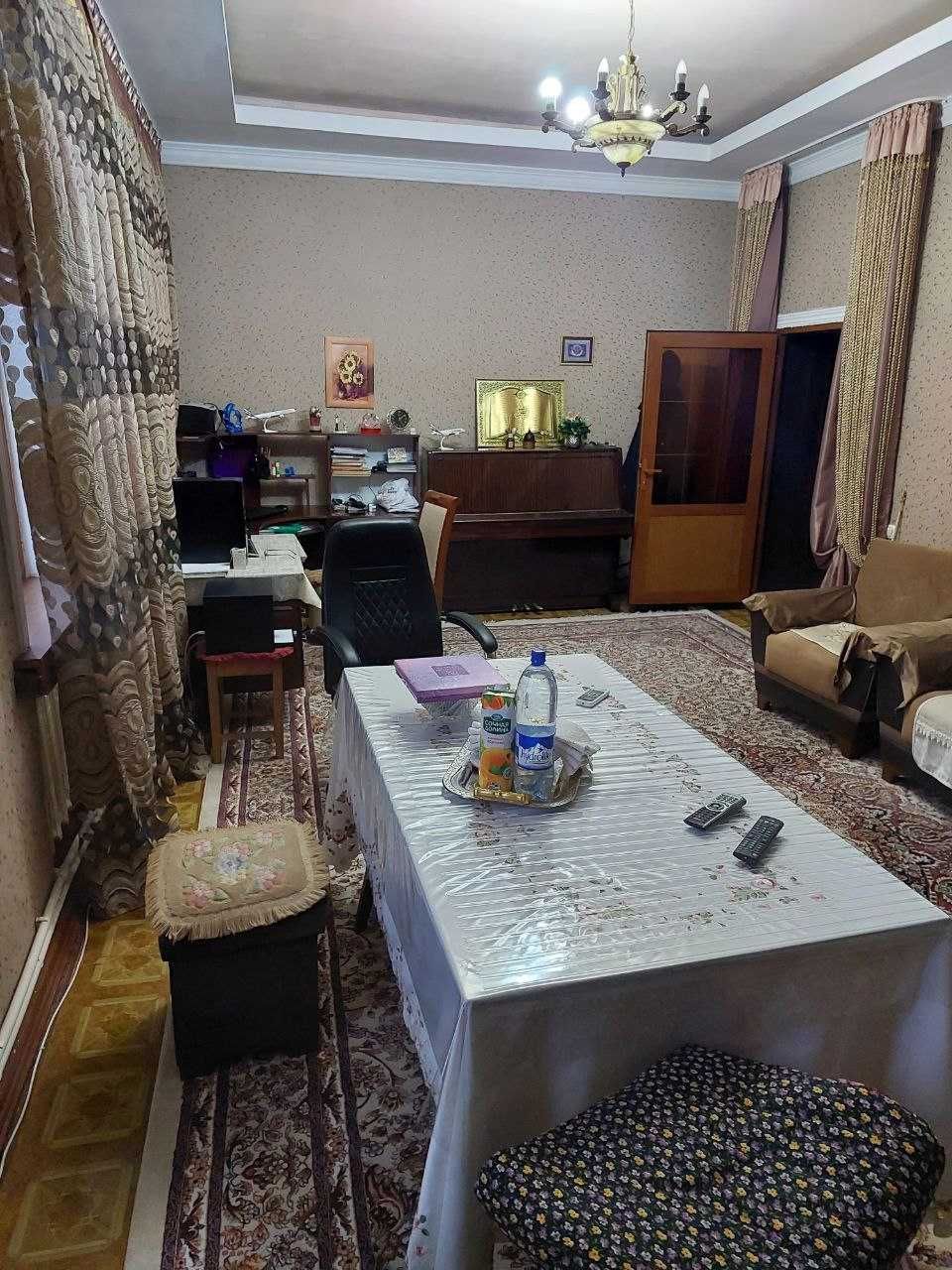 Продается 3-х комнатная в центре Чирчика
