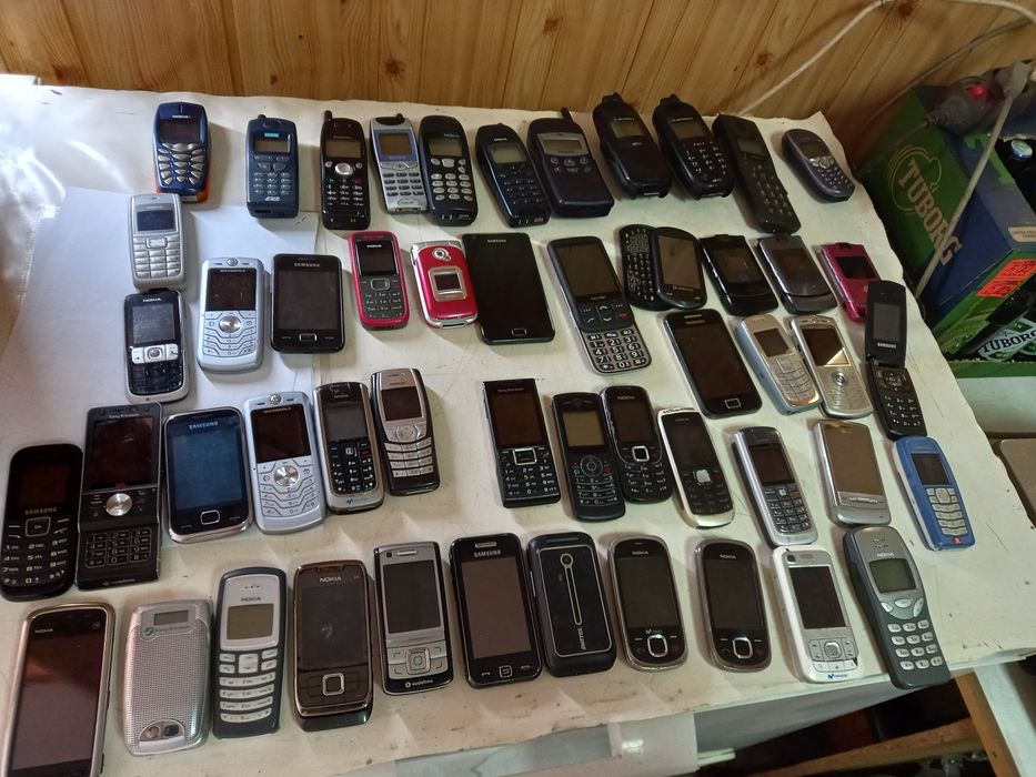 Vand/schimb lot 50 telefoane Nokia, Samsung,Motorola, BlackBerry