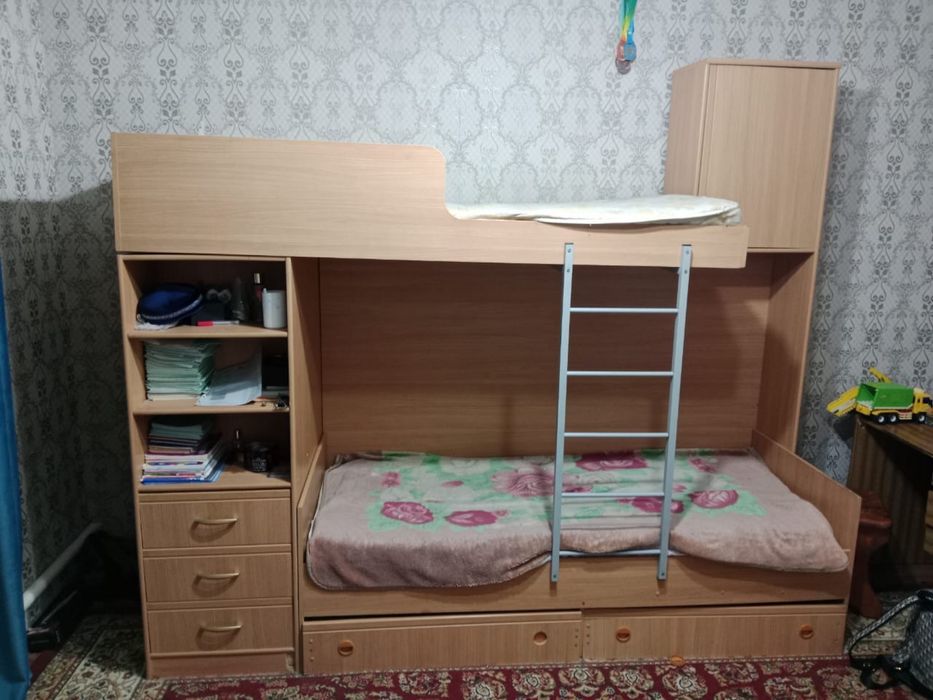 Сатылады, бағасы 40мың тг. Сол жағында киім ілгіші бар жағдайы жақсы