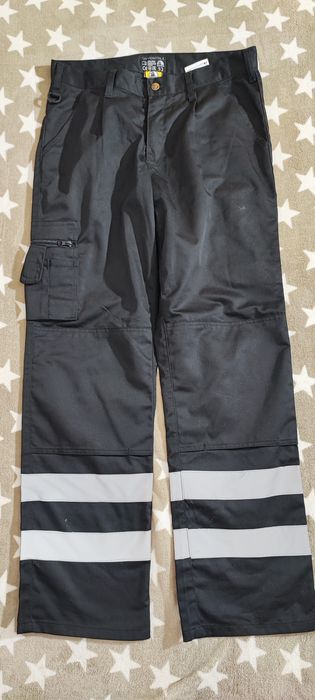 Vând pantaloni de lucru.