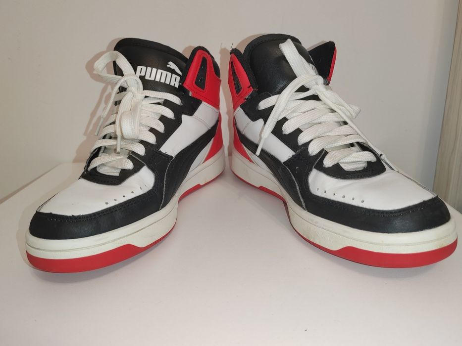 Ghete Puma Rebound Joy Unisex alb si rosu, mar 36, nota 9,5 din 10.