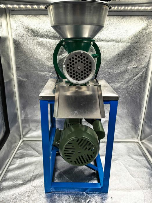 Masina de carne cu masa si motor 1.5 kW 699 lei