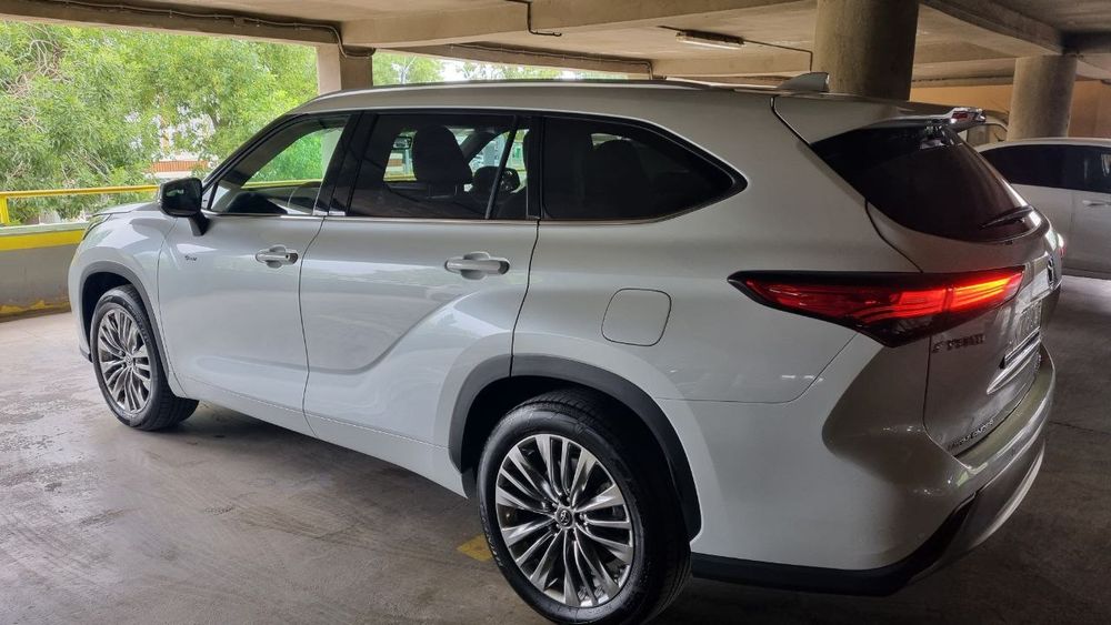 Toyota Highlander Limited Hybrid 2024 AWD ideal holatda!