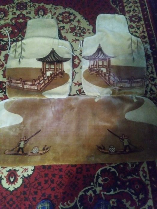 Чехлы меховые+чехлы новые+варежка скребок.