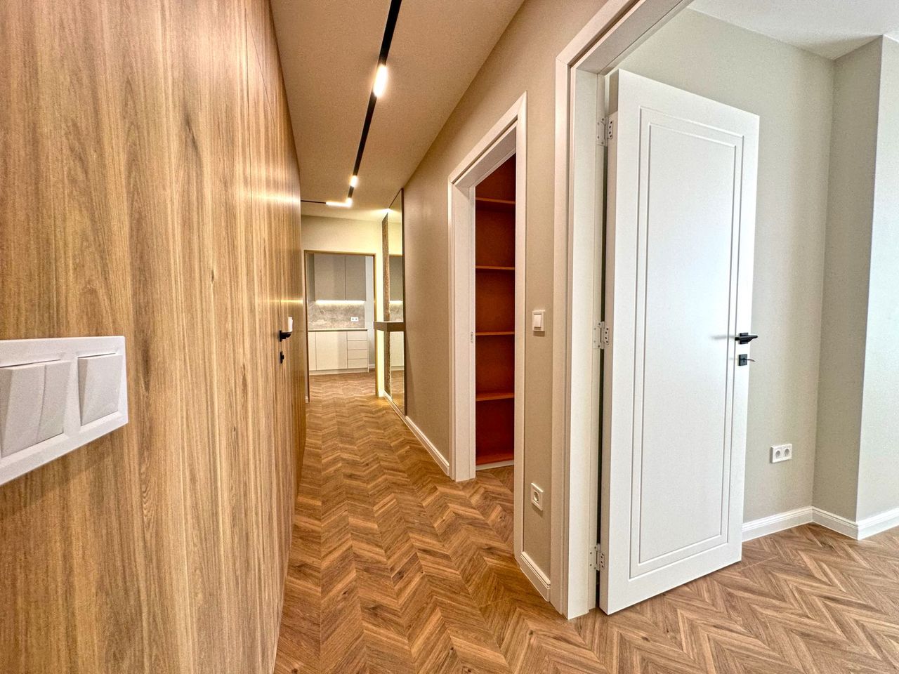 Продава се Тристаен апартамент в София, Младост 4 - 107 кв.м за 3272 €/кв.м - Снимка #14