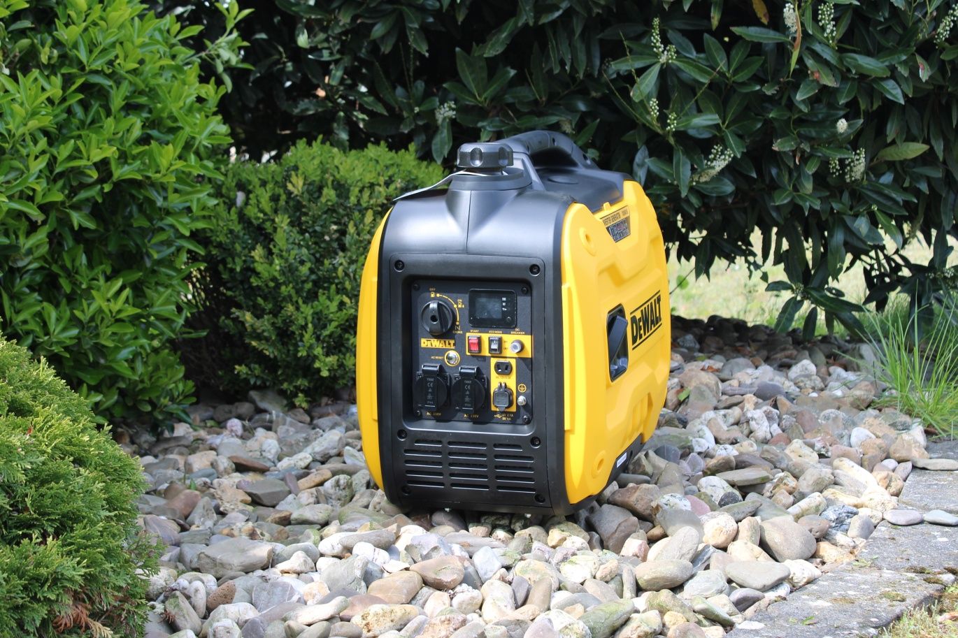 Инвенторен бензинов генератор DeWalt DXGNI20E, 2000 W, 230V