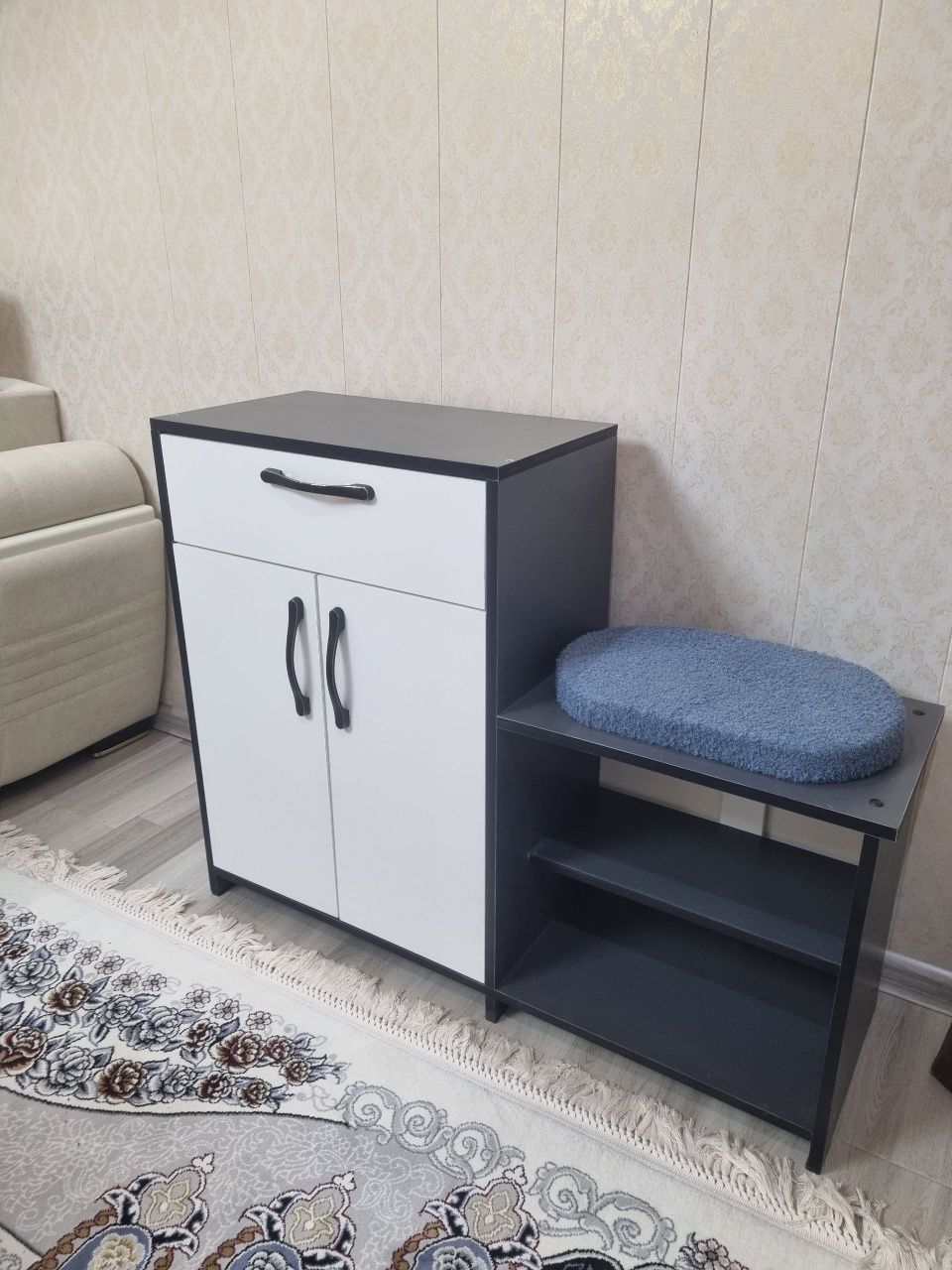 Продаётся Обувница новая.