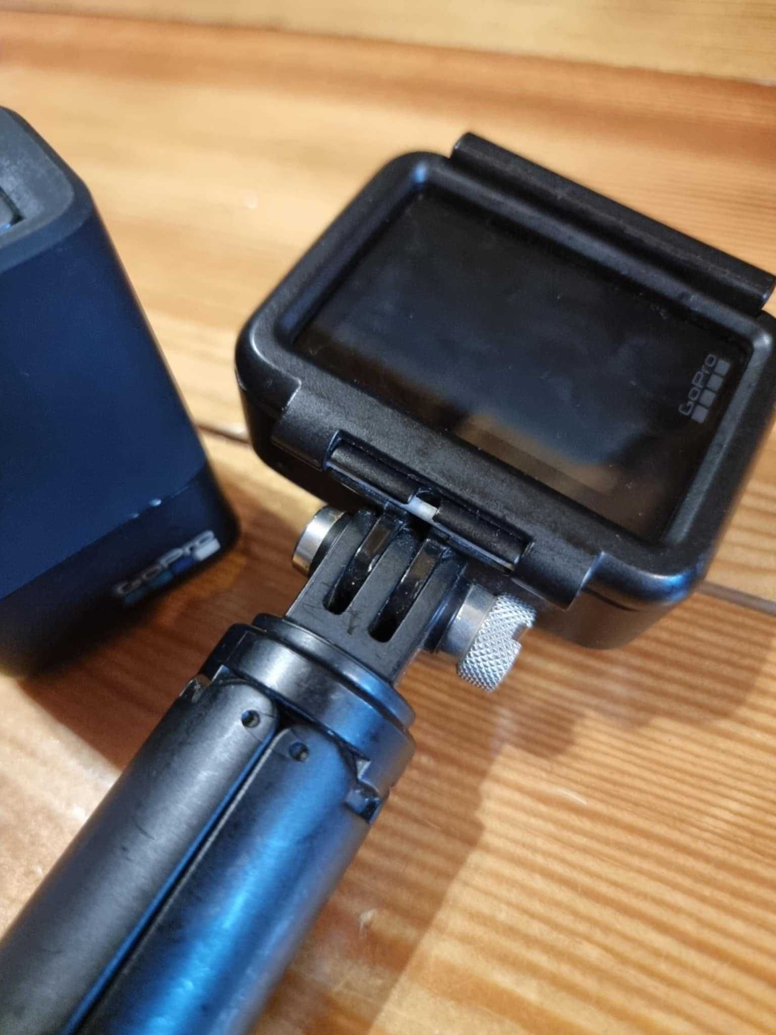 Екшън камера GoPro Hero 7 Black + батерии + трипод