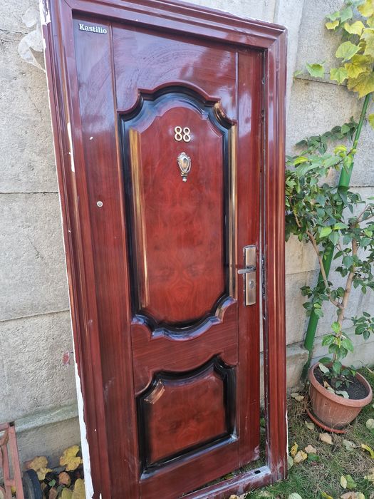 Vând  Ușă metalică