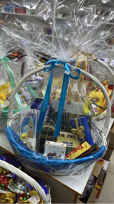 Новогодние подарочные корзины со сладостями