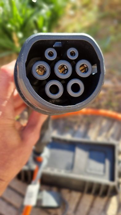 Зарядна станция Aptiv за електромобили  Пежо и Ситроен.