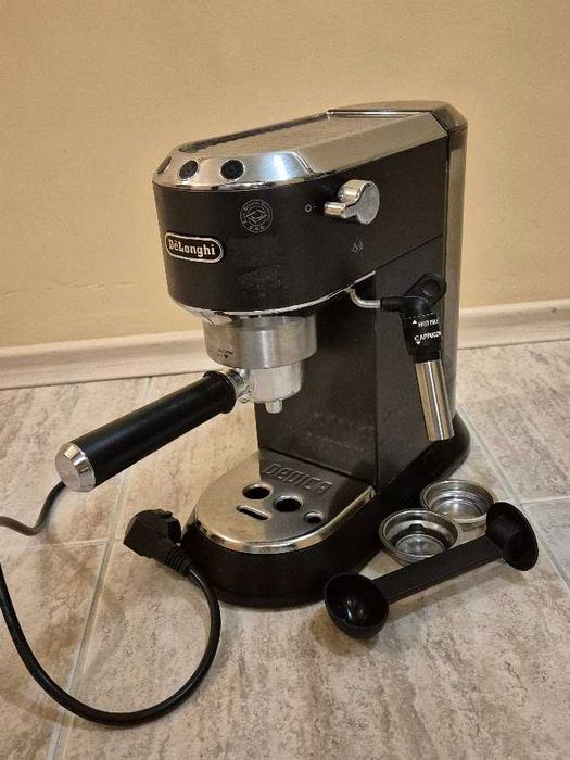 Продавам кафе машина Delonghi