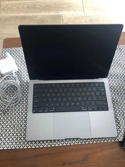 MacBook Pro 14” M3  – stare 10/10, baterie 99%, ca nou!