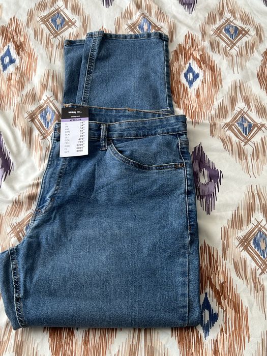 Blugi noi cu eticheta