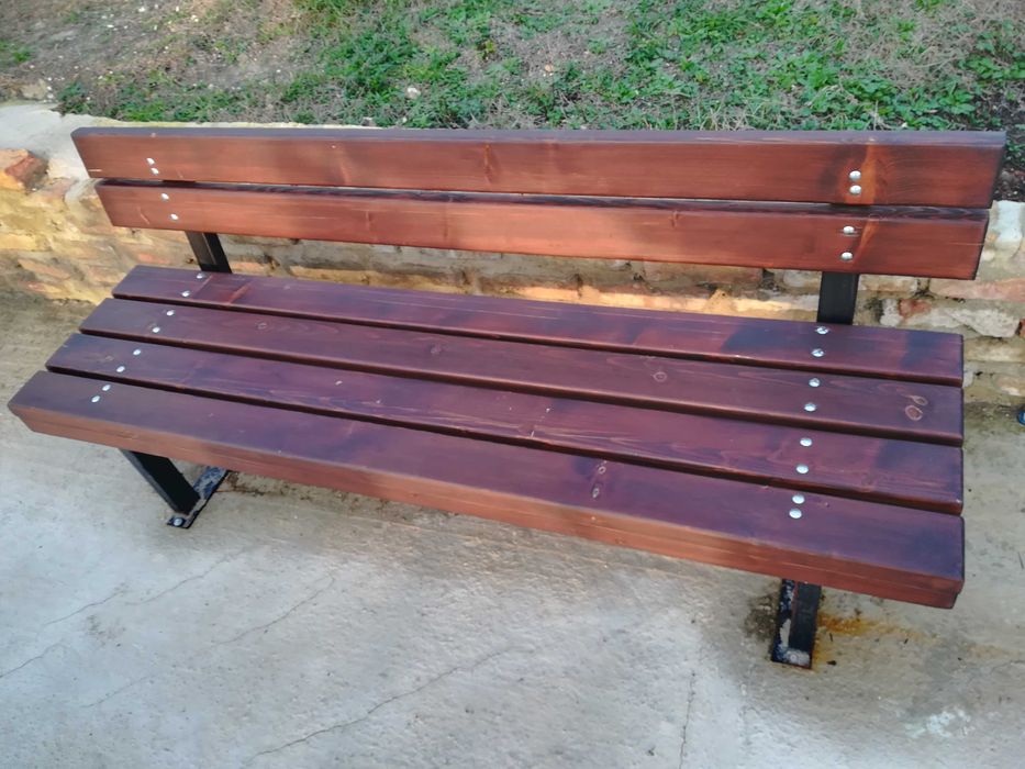 Градински пейки.