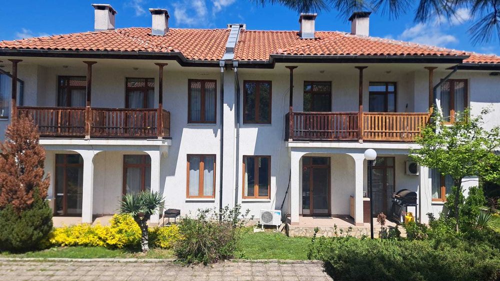 Двуетажна вила в затворен комплекс „Калина“, гр. Долна Баня / 1000-404