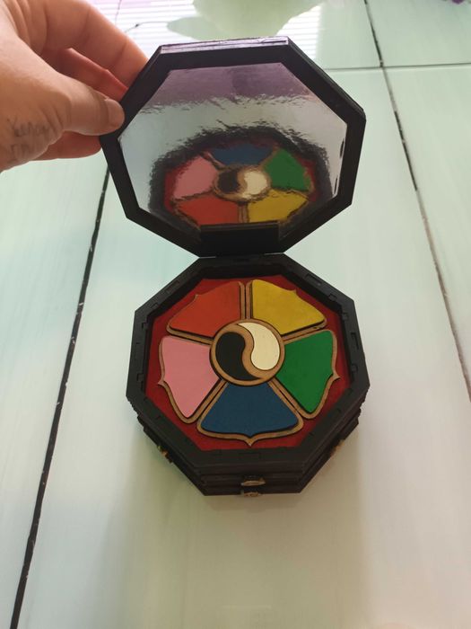 Дървена кутия за чудотворци на майстор Фу