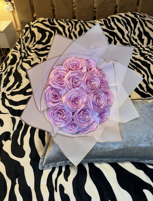 Buchet 15 trandafiri de satin cu diamante