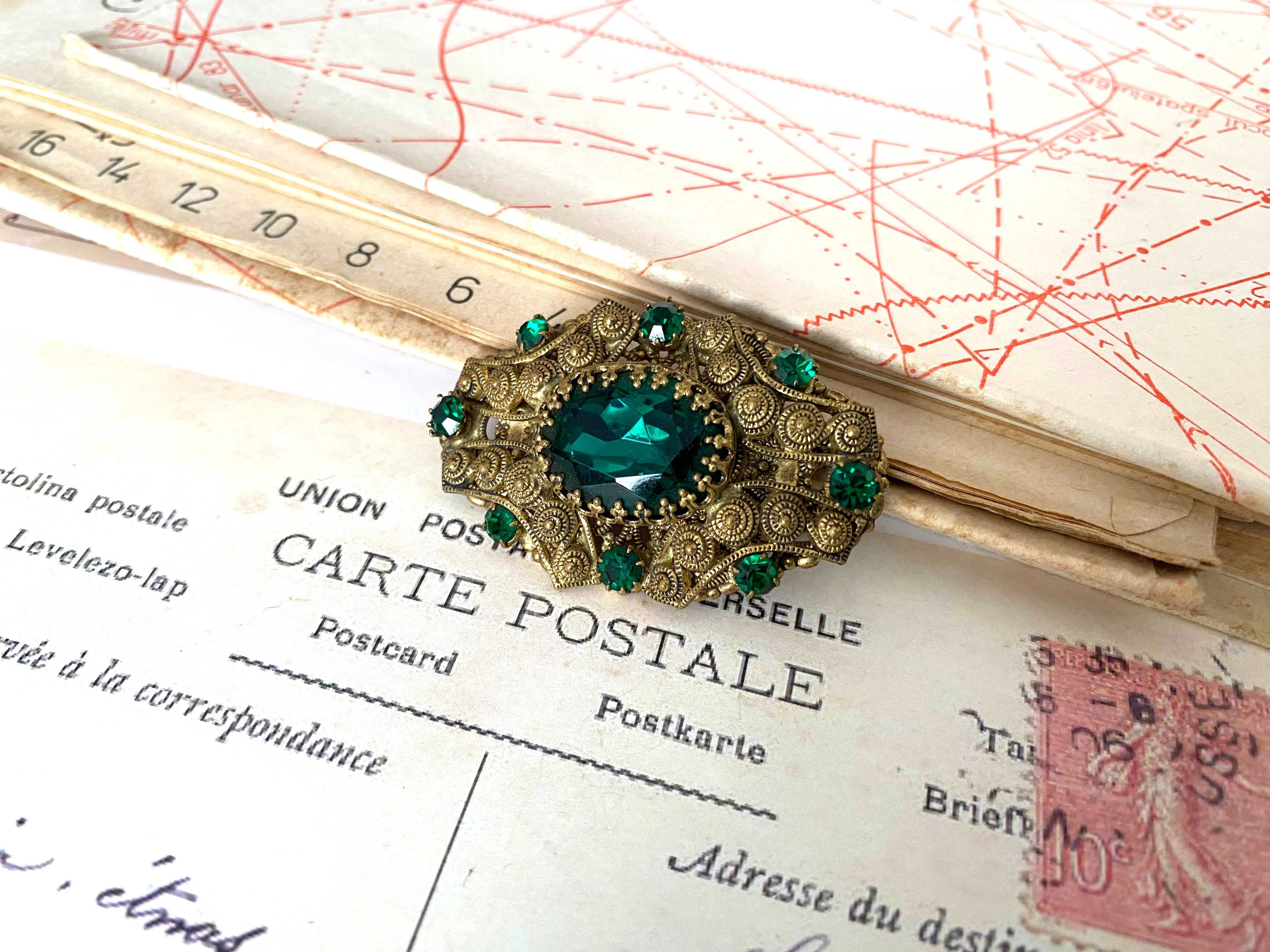 Brosa vintage foarte frumoasa cu cristale verzi fatetate