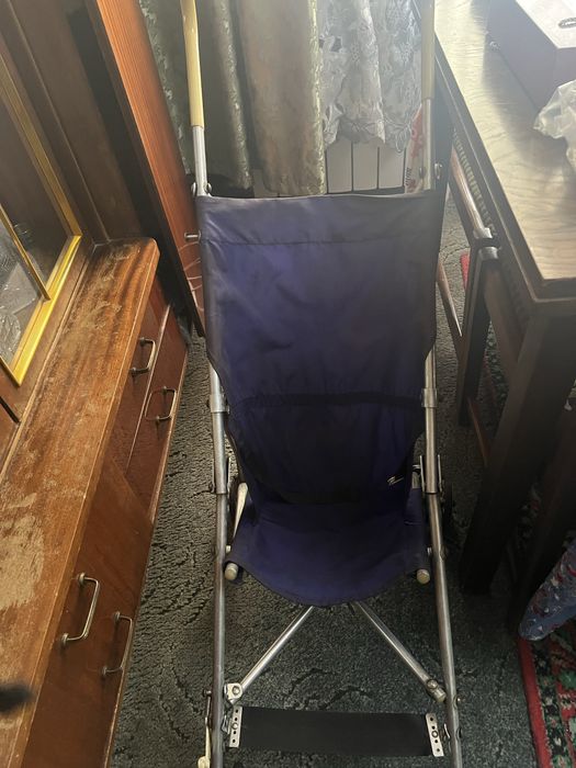 Детская прогулочочная коляска в обслуживании очен, легкая и собирается