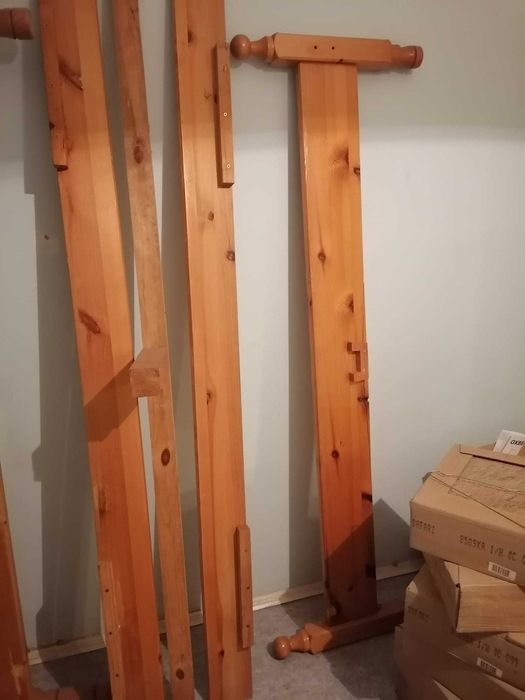 Продавам спалня със струговани елементи от светло дърво