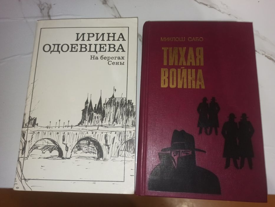 Несколько книг разных жанров.