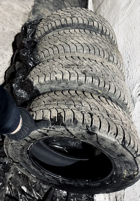 Зимние Шипы комплект Резина покупал Новым! 1 сезон хорошем состояни!