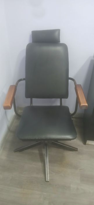Salon uchun kreslo va manikyur stol sotiladi.