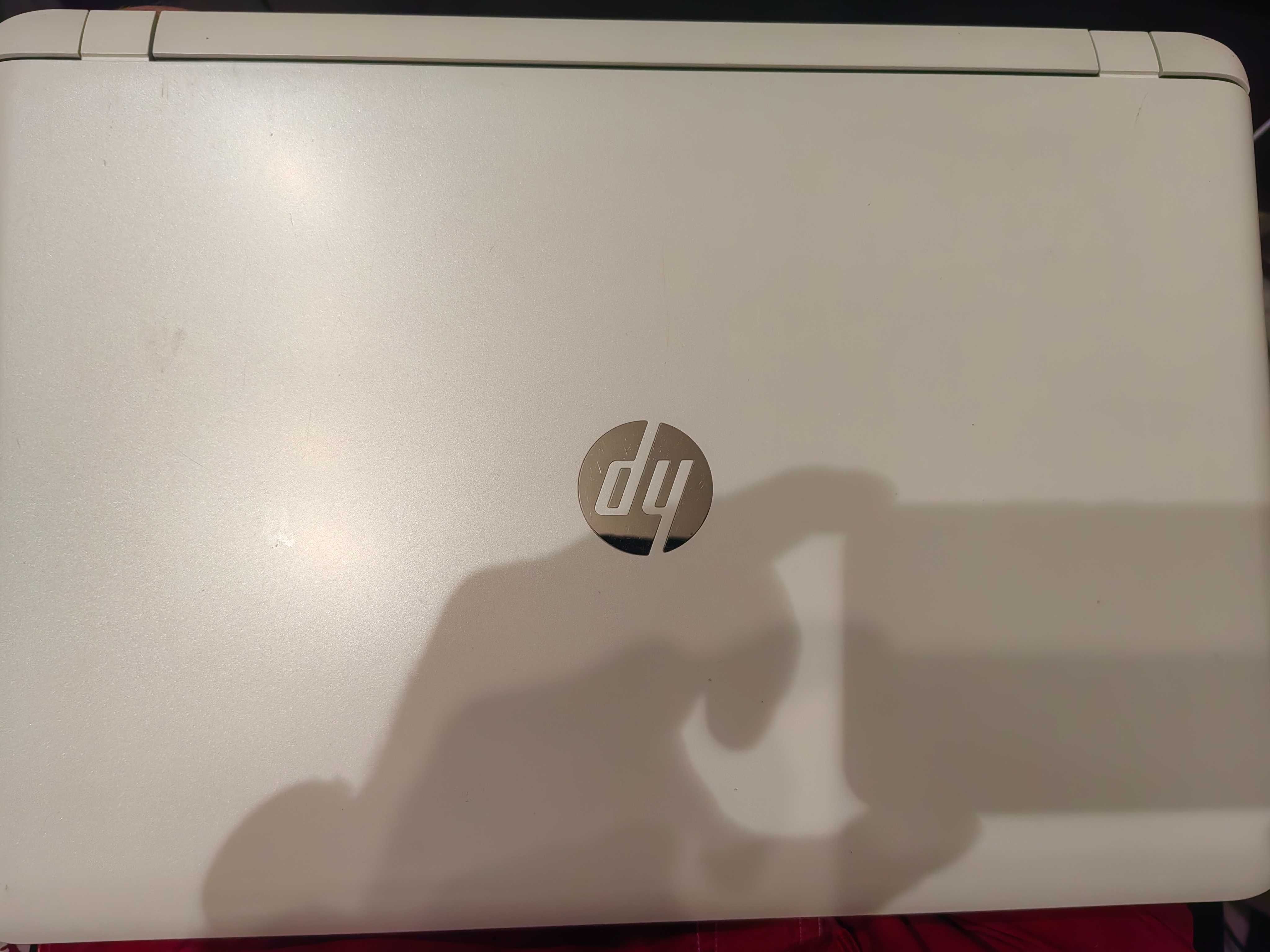 Бял Лаптоп HP pavilion 17 g124nz I3/256SSD /2gb video
