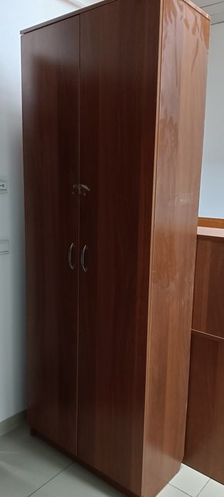 Офисная мебель, шкафы, столы, диван, кресло