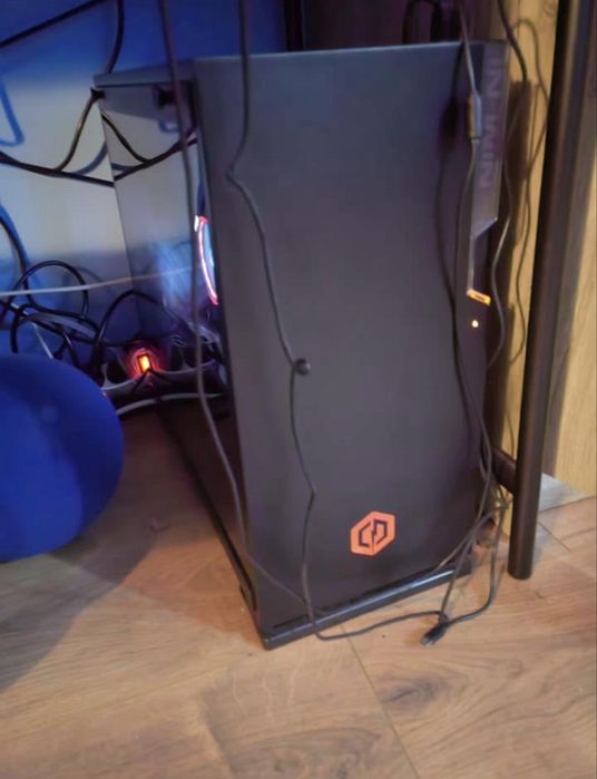 Гейминг компютър и монитор