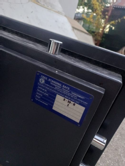 Seif metalic profesional cu închidere electronică – 2 bucăți disponibi