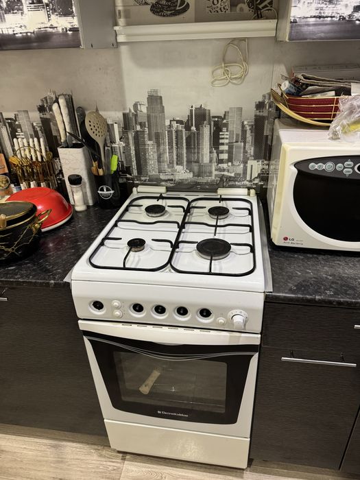 Продам  хорошую газовую плиту