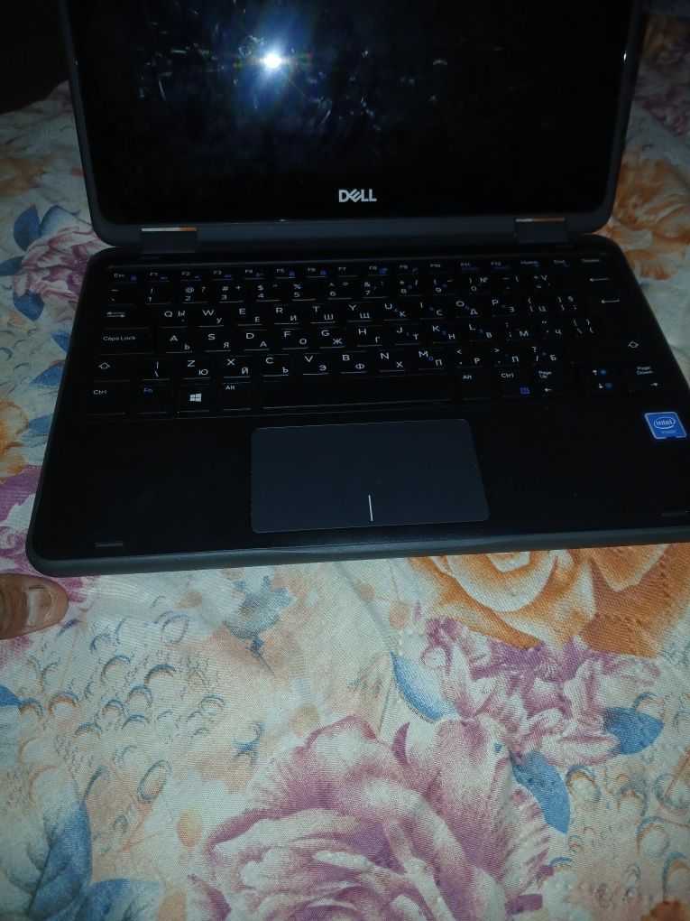 Продавам лаптоп DELL 2v1 перфектен