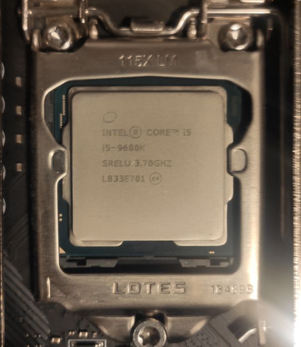 Процессор I5 9600K с материнской платой.