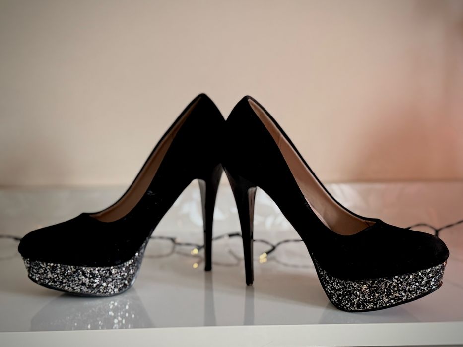 Черни обувки на висок ток с ефектна платформа