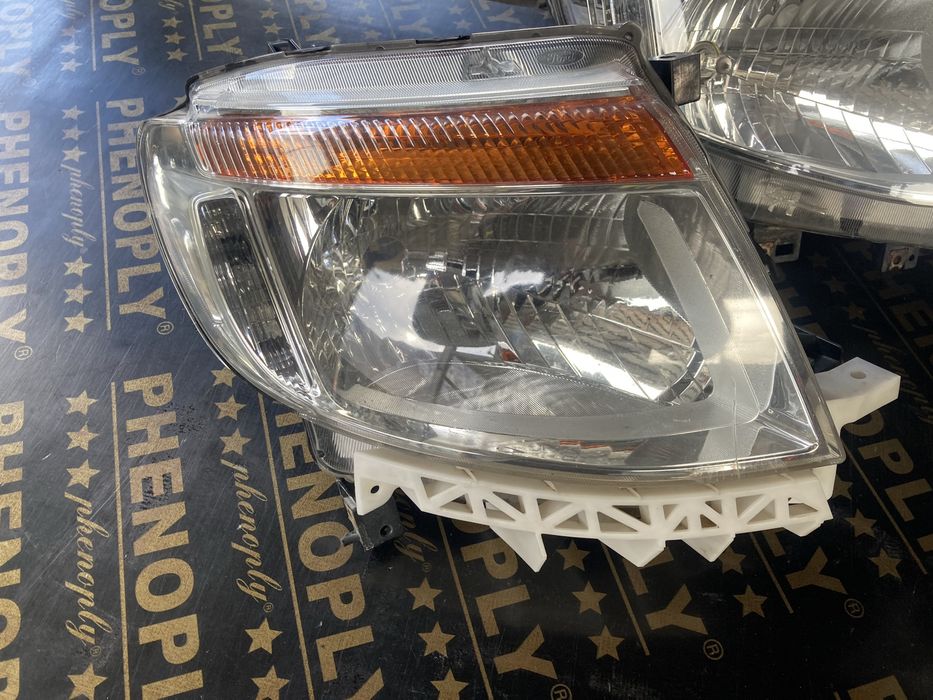 Ford Ranger 2012 година Десни Фарове