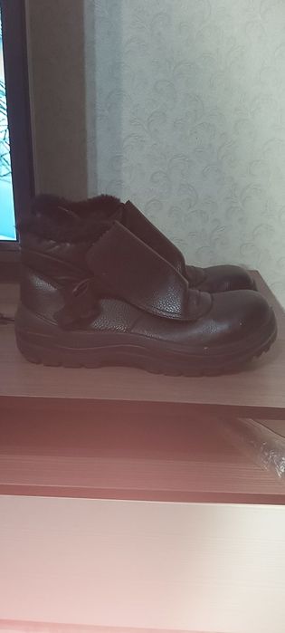 Продам  ботинки  зимние.