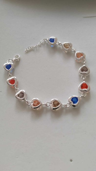 Елегантна, нова, сребърна гривна в кутия