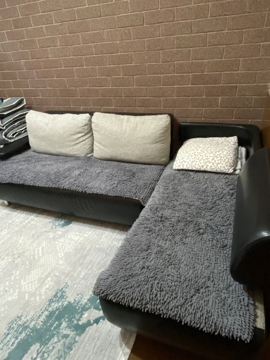 Угловой диван с подушками