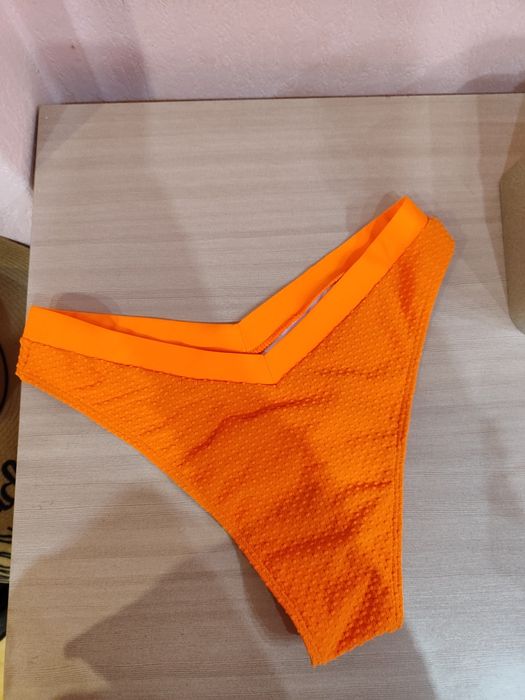 Свеж оранжев бански