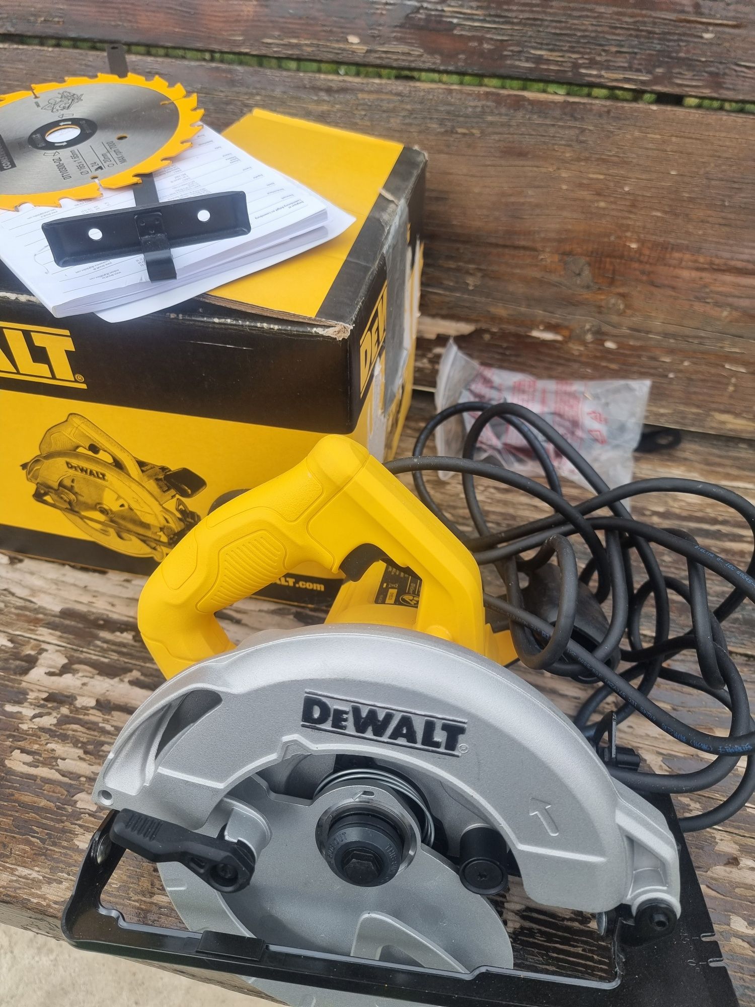 Circular Dewalt DWE550