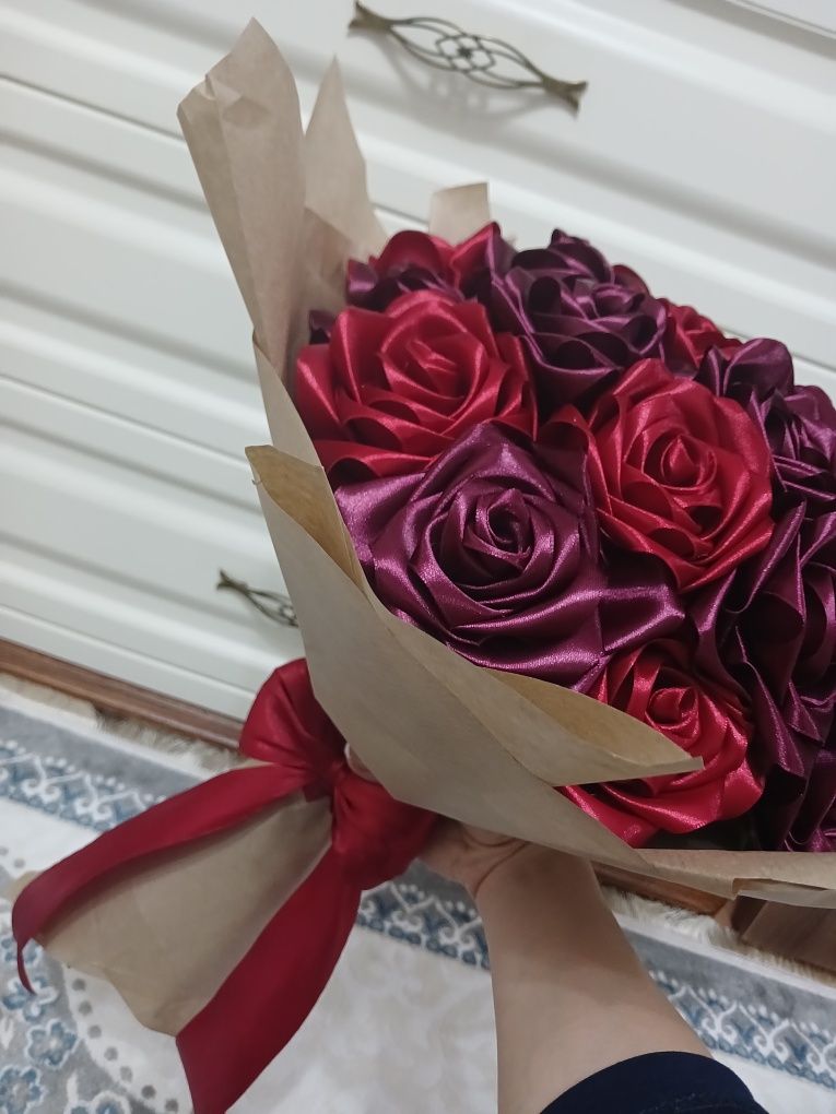 Розы ручной работы из атласных лент