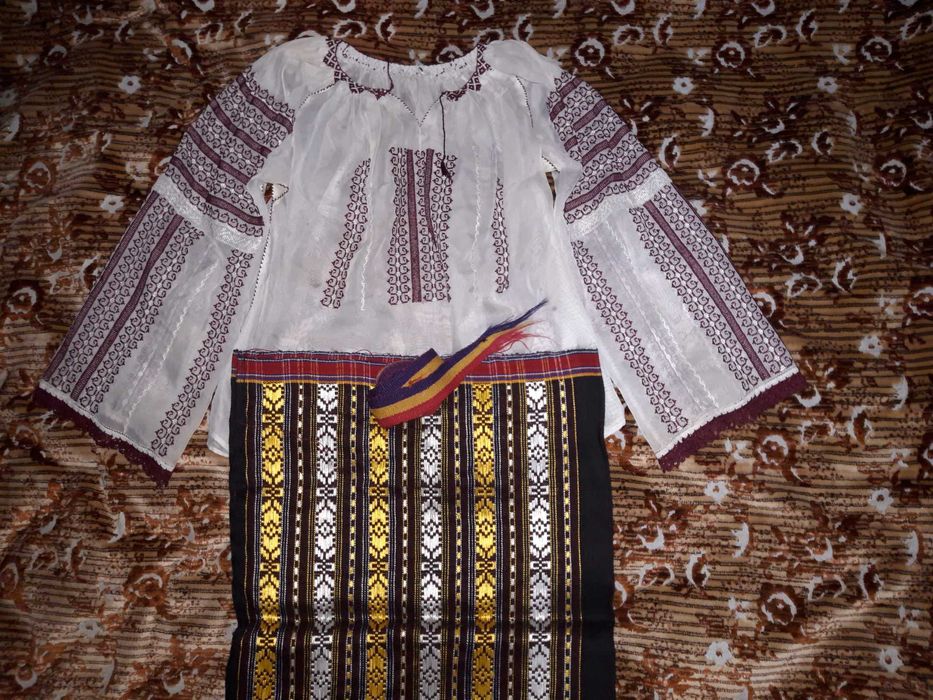 Ie si catrință costum popular